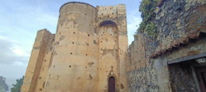 Castello della Foresta del XII con vista mare